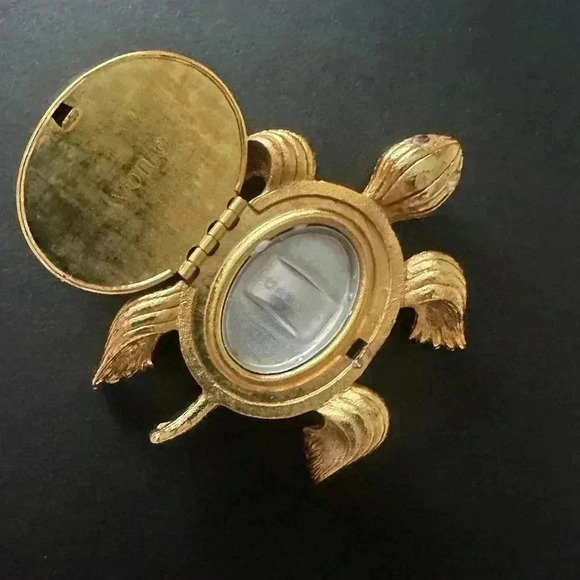 Vintage 1971 AVON Tortoise Green Sea Turtle Shell Eyes Perfume Glacé Gold tone. - Picture 2 of 9